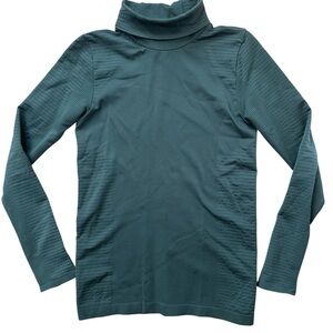 Athleta Fitted Green Long Sleeve Workout Shirt Size Medium Turtle Neck Women’s